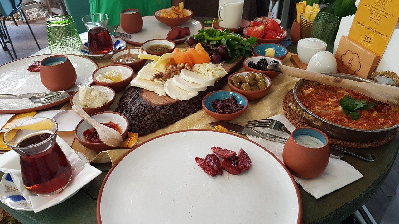 Sarı Demlik Kahvaltı